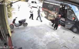 Clip: Xuống xe đón khách, hành động tiếp đó của anh 'lơ xe' khiến dân tình phì cười