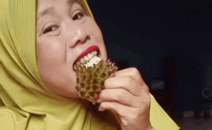 Người phụ nữ 'gây sốc' khi ăn vỏ rầu siêng đầy gai, ai xem cũng nhăn mặt