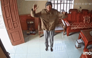 Đoạn hội thoại 40 giây của 2 cha con qua camera khiến ai cũng rưng rưng