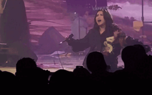 Nữ ca sĩ gạo cội kéo micro xa tít nhưng giọng hát vẫn vang lồng lộng, cộng đồng mạng 'dát vàng lỗ tai'