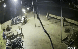 Clip: Tài xế đâm sầm vào lan can ven đường, diễn biến tiếp đó ai cũng bất ngờ