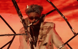 Nam ca sĩ bị cháy tóc khi đang biểu diễn, cộng đồng mạng 'thót tim'