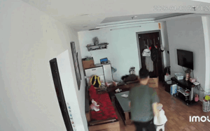 Clip: Nghe tiếng vợ ngã, phản ứng của ông chồng khiến dân tình chấm ngay điểm 10