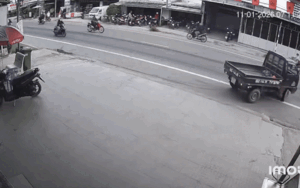 Clip: Thanh niên đâm sầm vào xe tải, diễn biến tiếp đó không ai ngờ tới