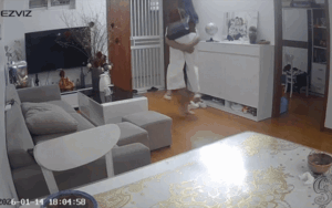 13 giây đặc biệt của cặp vợ chồng được camera an ninh ghi lại