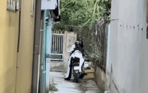 Cặp đôi có hành động thân mật ở con ngõ khiến thanh niên rơi vào tình huống khó xử