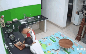 Bố mẹ đi làm đến khuya, check camera xem 2 con ở nhà liền thấy cảnh bất ngờ