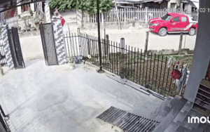 Vừa chở con đi học, diễn biến tiếp theo khiến người mẹ sợ hãi sau khi xem lại camera