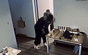 Thanh niên bị 8 người đi theo sau nhưng không hay biết, biết lý do ai cũng phì cười