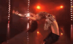 Nữ ca sĩ 'gây sốc' khi lộn vòng trên sân khấu, khán giả xem mà 'thót tim'