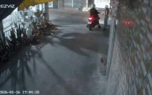 Cô gái đứng trong con hẻm và diễn biến đáng sợ tiếp đó được camera ghi lại