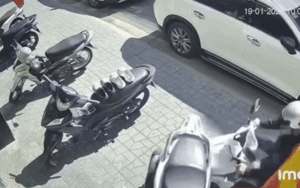 Biết 'thủ phạm' làm ngã xe máy nhưng không thể làm gì, cô gái xem camera càng 'tức anh ách'