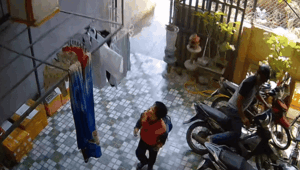 Vừa chở con đi học về, ông bố được phen 'hú hồn' với diễn biến tiếp đó