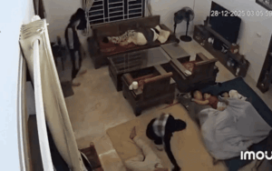 Xem lại camera lúc hơn 3h sáng, chủ nhà liền thấy cảnh đáng sợ trước mắt