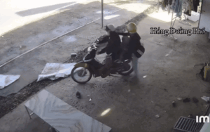 Clip: Cư xử cộc cằn với vợ con, người chồng trẻ khiến dân mạng 'ngứa mắt'