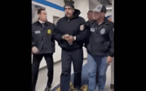 Video: Bị áp giải tại New York, Tổng thống Venezuela bất ngờ nói 'Chúc mừng năm mới'