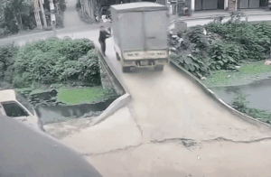 Người đàn ông đang đi trên đường phải vội nhảy xuống sông, xem camera ai nấy cũng đồng cảm