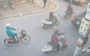 Nữ sinh dừng xe máy điện ở ven đường, camera ghi lại diễn biến bất ngờ tiếp đó