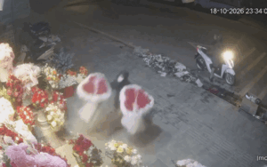 Bán hoa dịp 20/10, chủ cửa hàng được phen tức anh ách: Xem camera ai cũng đồng cảm