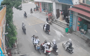 Xe máy chở các học sinh ngã liên hoàn, xem camera dân tình liền chỉ ra lỗi sai