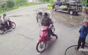 Chị gái bán xăng đứng chống nạnh sau khi khách rời đi, xem camera trước đó mới vỡ lẽ
