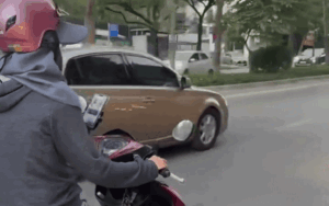 Người phụ nữ vừa chạy xe vừa xem phim ngắn trên điện thoại, thấy nội dung phim ai cũng choáng