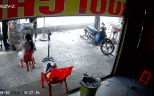 Gia đình đang bán chuối chiên phải bỏ chạy tán loạn, camera ghi lại diễn biến đáng sợ trước đó