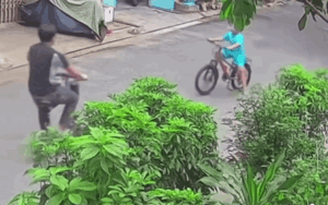 Tông trúng người đi đường, bé trai có hành động gì mà dân tình phải ngợi khen: Đứa trẻ được giáo dục tốt!