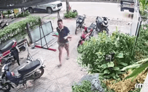 Thanh niên vừa bước vào nhà dân, camera liền ghi được cảnh đáng sợ