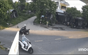 Cô gái đi xe máy bất ngờ trượt ngã ra giữa đường, xem camera ai cũng bức xúc thay