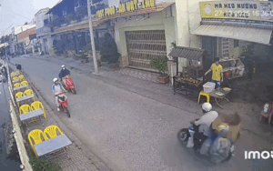 Bánh mỳ văng tung tóe xuống đường, camera ghi lại cảnh đáng chú ý