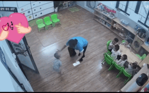 Bé con vừa vào lớp, phụ huynh xem camera thấy cảnh đáng chú ý liền chia sẻ lên mạng