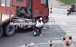 Clip: Cô gái bị xe container chèn trúng, diễn biến tiếp đó gây sốc