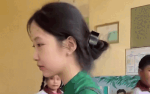 Cô giáo không giấu được cảm xúc sau khi nghe học trò nói đúng 4 từ