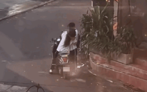 Đôi học sinh có hành động phản cảm giữa đường, dân mạng xem mà 'nóng mắt'