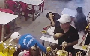 Đang ăn uống, 4 người đàn ông bỏ chạy tán loạn: Camera ghi lại cảnh đáng sợ trước đó