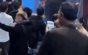 Xem nhóm thanh niên nhảy nhót ở đám cưới, bác trai có hành động không thể ngờ