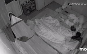 Say ngủ, người mẹ trẻ lúc xem lại camera mới thấy cảnh tượng đáng sợ xảy ra