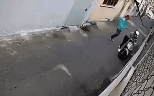 Đứng trong con hẻm, diễn biến tiếp đó khiến cô gái hoảng loạn la hét