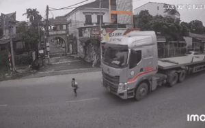 Bé trai băng qua đường bất ngờ, phản ứng của tài xế xe tải gây bão mạng