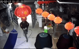 Tên trộm nghênh ngang bước vào nhà dân và cái kết khiến nhiều người hả hê