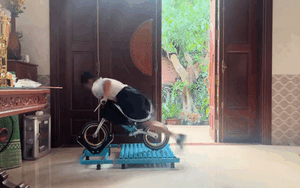 Nữ sinh tiểu học đạp xe khiến dân tình vội hét lên: 'Bé Lan trong truyền thuyết đây rồi'