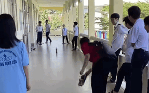 Nghịch ngợm cùng học trò, cô giáo có hành động khiến bản thân lập tức xấu hổ