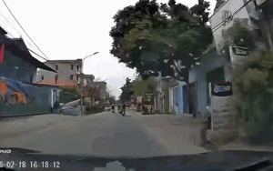 Thanh niên 'thích thể hiện' khi lái xe máy, camera của ô tô ghi lại diễn biến bất ngờ