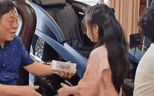 Clip: Ông ngoại lì xì con cháu gây sốt mạng xã hội