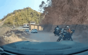 Đang di chuyển trên con đường đèo, camera ô tô ghi lại được cảnh tượng bất ngờ