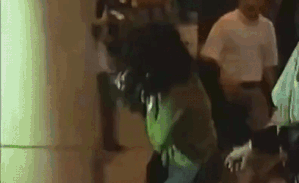 Nữ ca sĩ đánh phóng viên túi bụi tại sân bay gây 'dậy sóng'