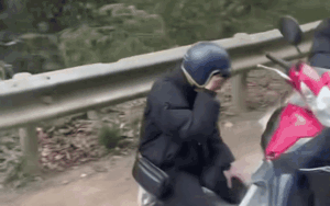 Hành động 'khó coi' của đôi nam nữ bên lề đường khiến tất cả phương tiện phải ngoái nhìn