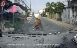 Thái độ 'khinh khỉnh' của người phụ nữ khi sang đường khiến cõi mạng 'dậy sóng'