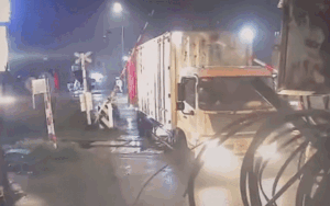 Công an Hà Nội thông tin ban đầu vụ tai nạn giữa tàu hỏa và ô tô tải ở xã Ngọc Hồi